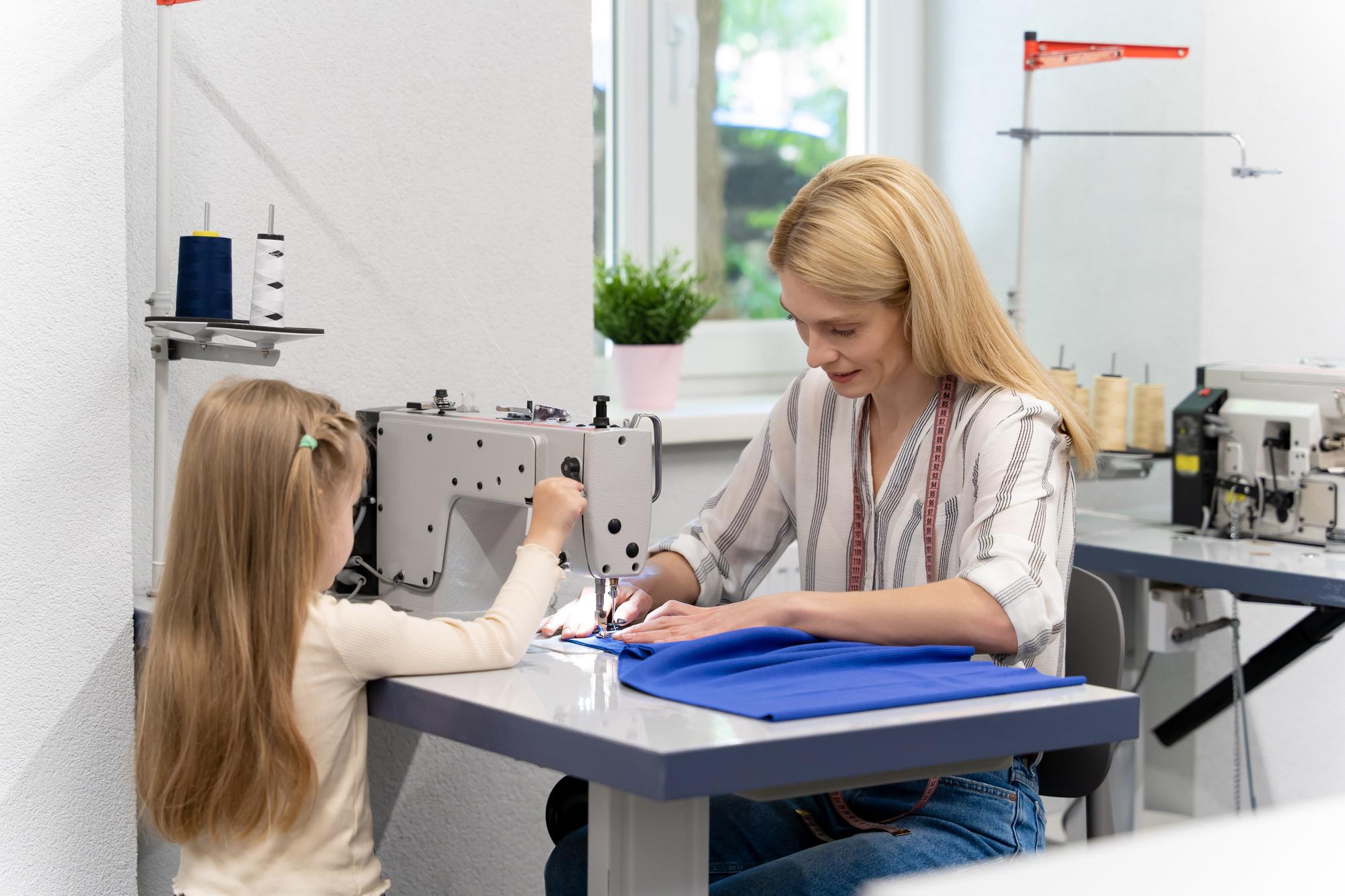 Pracownik kontrolujący jakość haftu